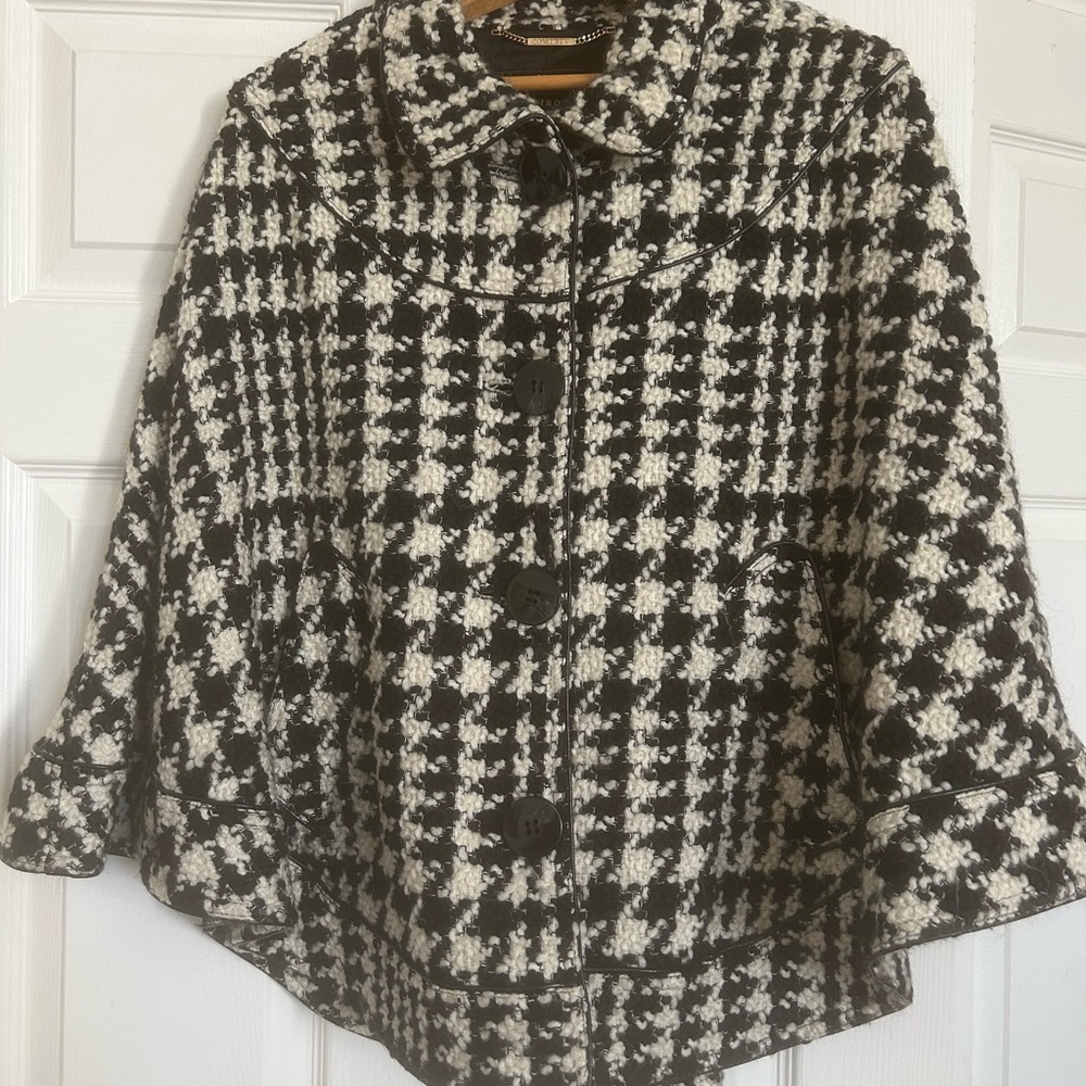 Gorgeous Houndstooth Cape, black, Ivory, button closure. Small, gently used.